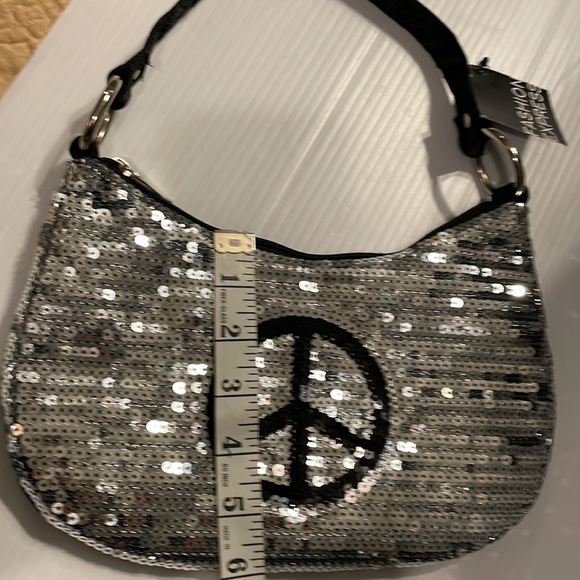 💥💥NWT Fashion Express Silver Sequin w/Black Sequin Peace Sign Shoulder Handbag - Picture 6 of 12